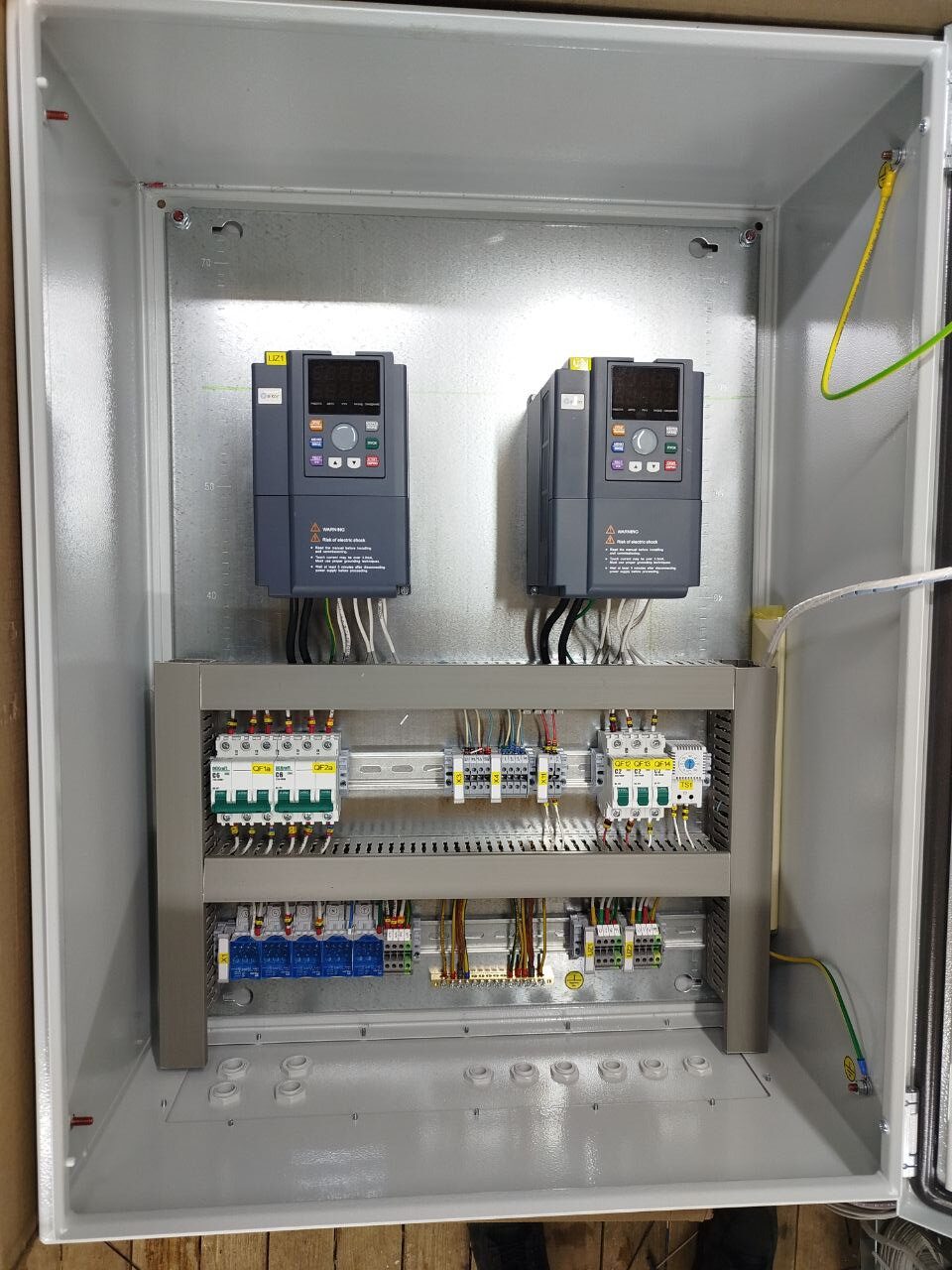 Шкаф с частотными преобразователями для управления насосами